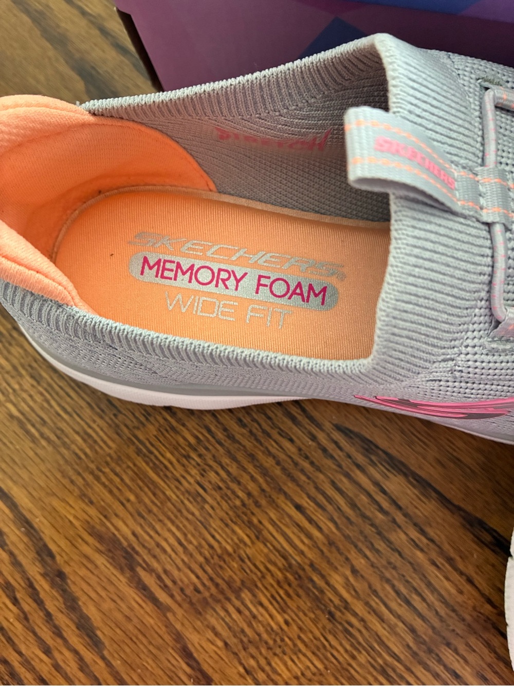 Women’s Skechers Sneakers 9 Wide - Picture 4 of 4